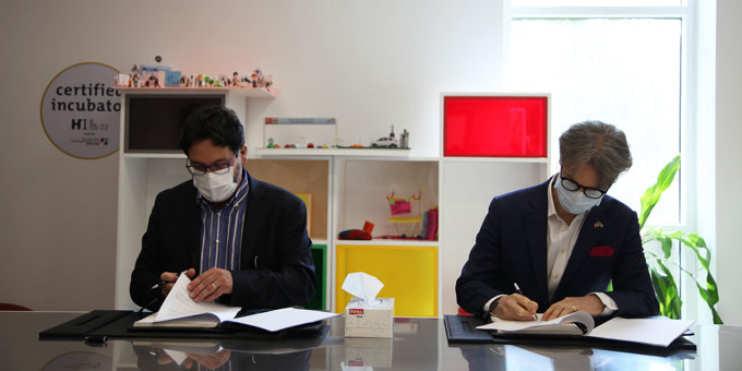 A cooperation agreement between the American University in Dubai and Techinnova